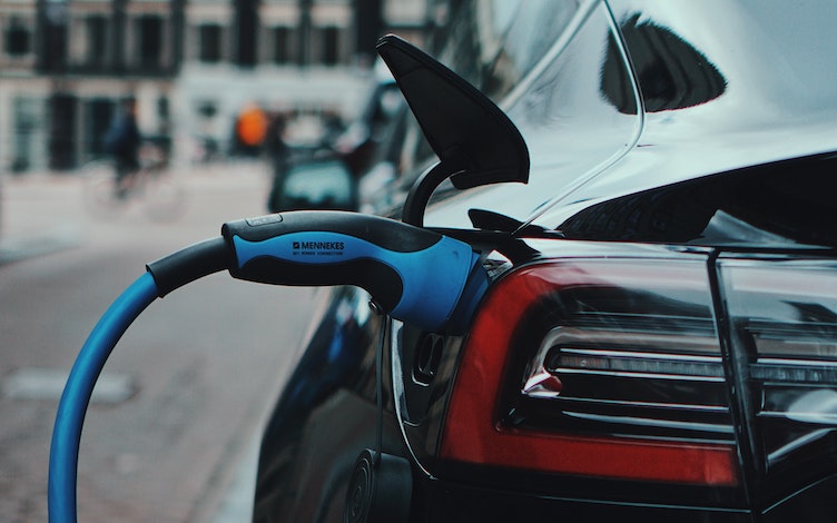 Charger plugged into a Tesla – Image by Precious Madubuike on Unsplash (https://unsplash.com/photos/N2Td7KpIvYc)