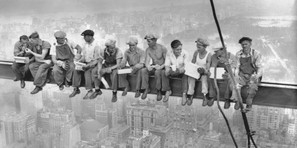 Famous photo with the title "Lunch atop a Skyscraper" – by Charles Clyde Ebbets – Source: Wikipedia (https://en.wikipedia.org/wiki/Lunch_atop_a_Skyscraper)